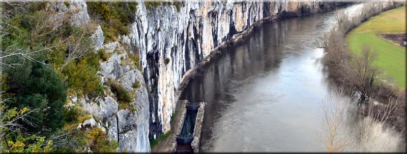 Falaises de Bouziès au bord du Lot